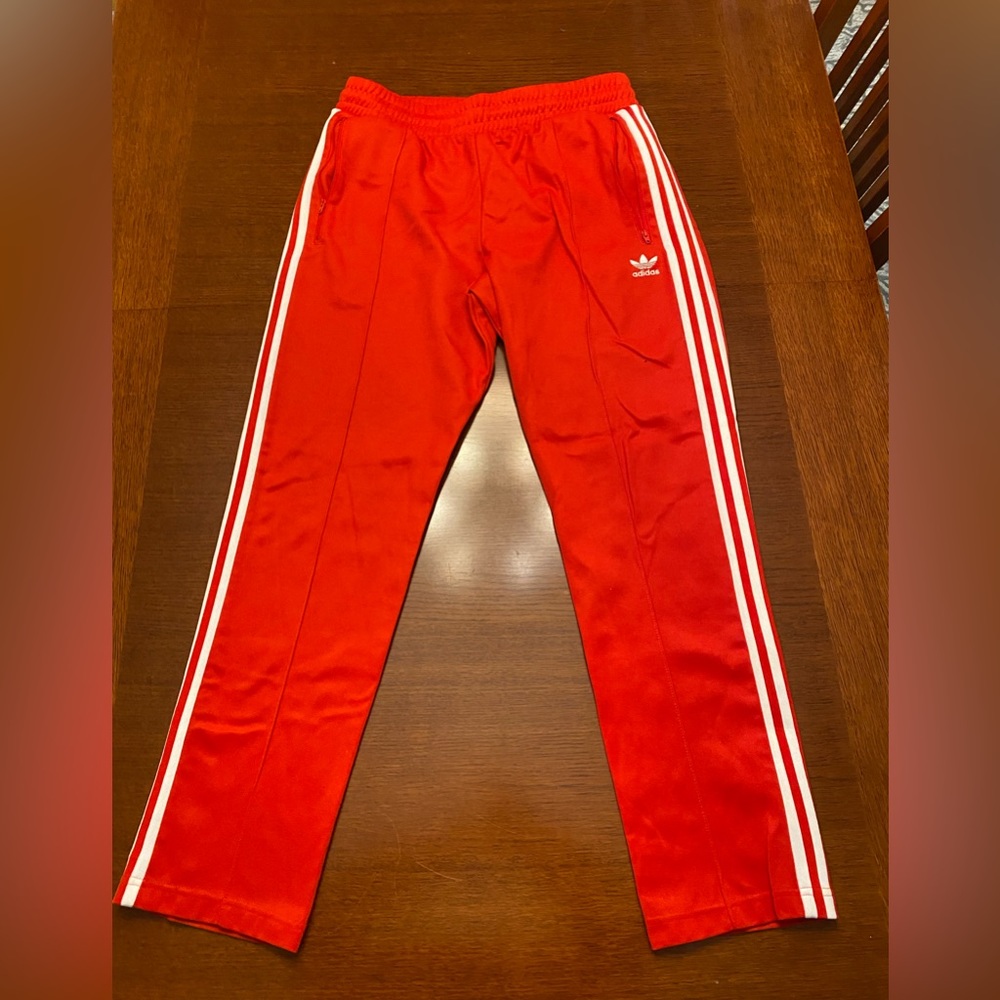 Adidas sweatpants. Zippered pockets. Excellent condition.
